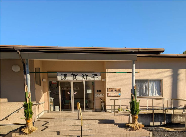 きらりびと姫宮の前に門松がおいてある写真。扉の上には謹賀新年と書かれた横断幕が貼られている